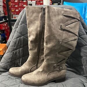 Stylish Women's Knee-High Boots in Gray
